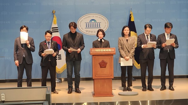 17일 오후 기자회견을 열고 이재명 대표의 1심 판결에 대해 비판하고 나선 더불어민주당 검찰독재대책위원회의 모습.