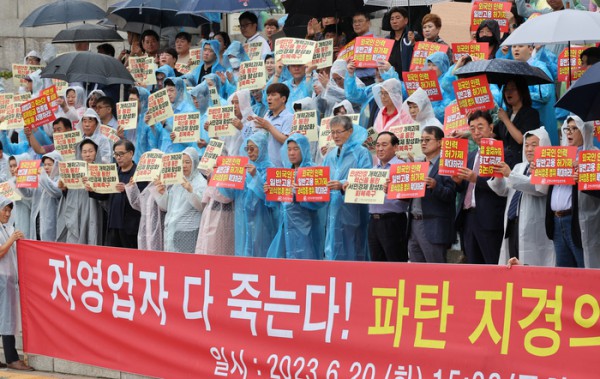 한국외식업중앙회 자영업자들이 지난 20일 서울 여의도 국회 앞에서 생계 회복 촉구 기자회견을 하고 있다.