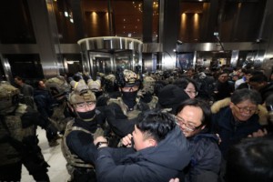 무장한 계엄군이 국회 진입을 시도하자 시민들이 계엄군의 국회진입을 막으며 몸싸움을 벌이고 있다.
