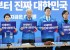 더불어민주당 윤여준 총괄선대위원장이 2일 서울 여의도 중앙당사에서 열린 중앙선거대책위원회의에서 참석자들과 구호를 외치고 있다.