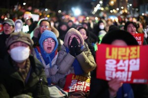 지난 7일 오후 서울 여의도 국회 앞에서 열린 내란죄 윤석열 퇴진! 국민주권 실현! 사회대개혁! 범국민촛불대행진에서 참석자들이 구호를 외치고 있다.