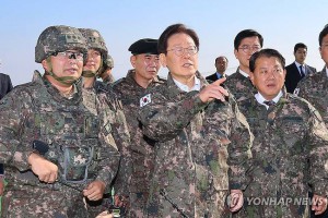 더불어민주당 이재명 대표가 31일 오후 인천시 중구 육군 제17사단 3경비단을 방문해 부대 관계자로부터 부대 현황에 대한 설명을 듣고 있다. 