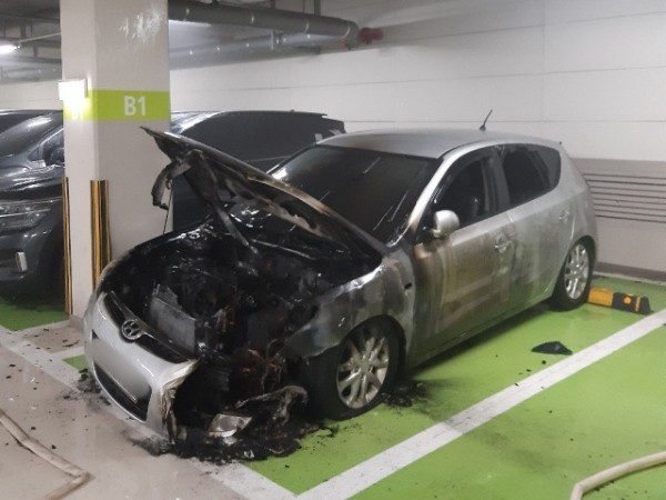 17일 오후 7시 23분께 인천 연수구 송도동 한 아파트 지하 주차장에 세워둔 차량에서 불이 났다.