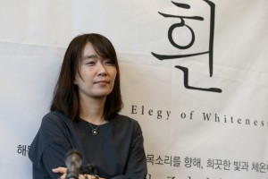노벨문학상을 수상한 소설가 한강..