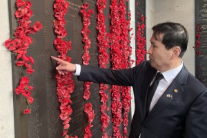 김선호 국방부차관이 10일 오후 호주 캔버라 전쟁기념관 내 마련된 한국전 기념관을 방문해 6·25전쟁 전사자들의 명단을 살펴보고 있다.