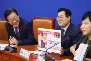 더불어민주당 이재명 대표가 27일 국회에서 열린 최고위원회의에서 윤석열 대통령의 발언에 대해 지적하고 있다.