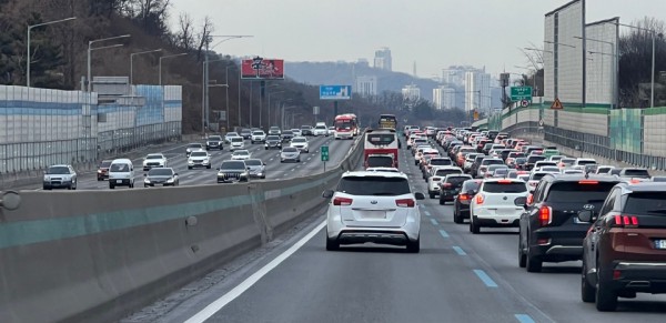 고속도로 자동차 주행상황..