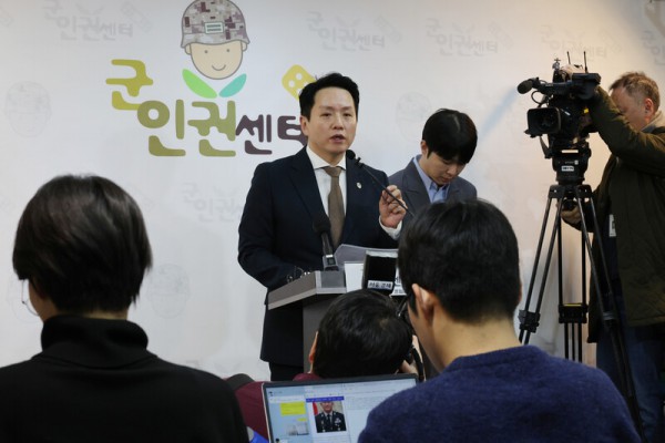임태훈 군인권센터 소장이 6일 오전 서울 마포구 군인권센터에서 2차 비상계엄 정황이 포착되었다며 육군에서 들어온 제보를 설명하고 있다.