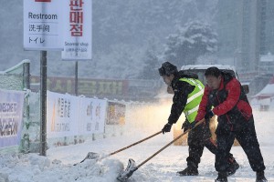설날을 하루 앞둔 28일, 많은 눈이 예보된 가운데 시민들이 제설작업을 하고 있다.