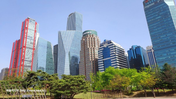 고층빌딩이 숲을 이룬 여의도 금융가 전경..