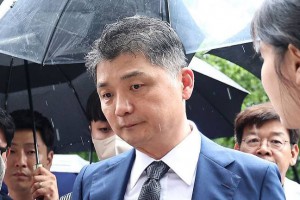SM엔터테인먼트 시세 조종 의혹에 연루된 김범수 카카오 경영쇄신위원장이 지난 22일 오후 서울 양천구 서울남부지방법원에서 구속 전 피의자심문(영장실질심사)을 받기 위해 출석하고 있다.
