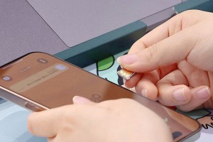 SK텔레콤 매장에서 유심을 교체하고 있다.