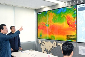 조주완 LG전자 대표이사 사장이  9일 서울 마곡 LG사이언스파크 해외서비스 종합상황실에서 50여 개 해외 법인의 서비스 운영 지표를 점검하고 있다. 